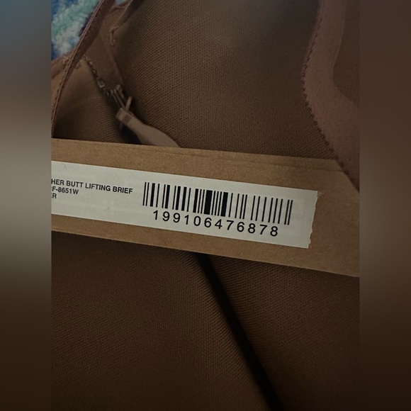 Skims Body CS Waist Cincher Butt Lifting Brief - Picture 5 of 7